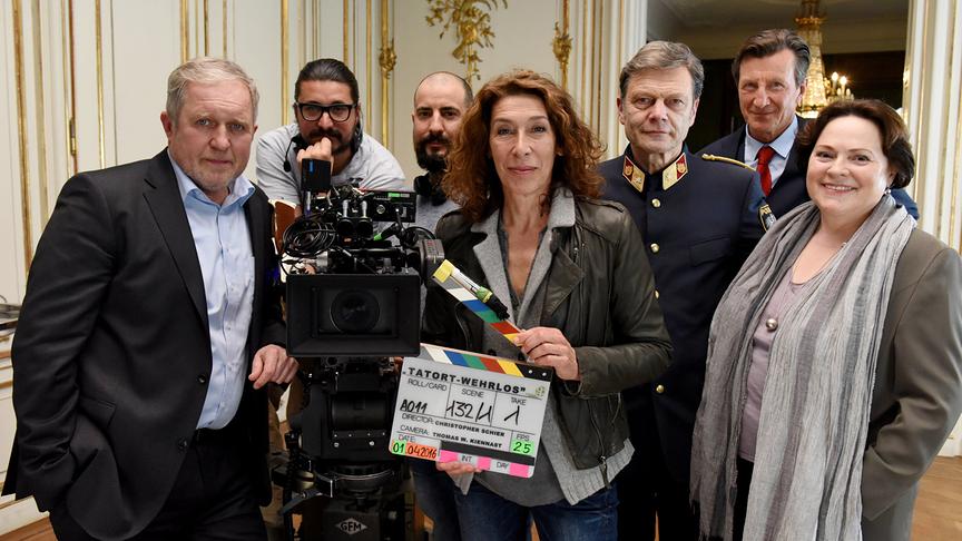 © ORF/Hubert Mican "Tatort - Wehrlos": Harald Krassnitzer, Kameramann Thomas W. Kiennast, Regisseur Christopher Schier, Adele Neuhauser, Alexander Strobele, Hubert Kramar, Andrea Nürnberger