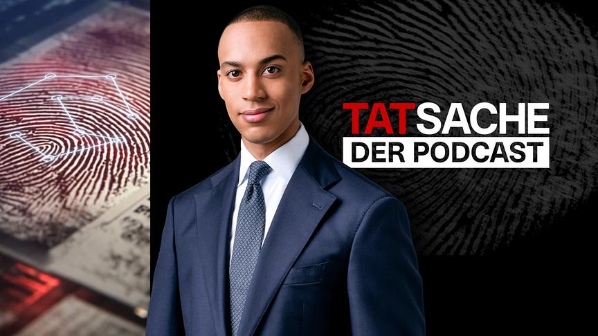 Ein Podcast-Cover zeigt Stefan Lenglinger im Anzug vor einem Hintergrund aus Fingerabdrücken und dem Schriftzug „TATSACHE – DER PODCAST“.