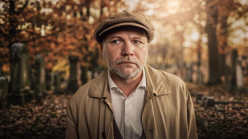 Thomas Sitpsits erlebt in viertem „Stinatz Krimi“ ein „Allerheiligenfiasko“ und steht in einem herbstlichen Wald.