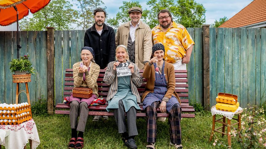 © ORF/Mona Film/Victoria Herbig Thomas Stipsits untersucht im ORF ein „Eierkratz-Komplott“: Erika Mottl, Regisseur Daniel Geronimo Prochaska, Erika Deutinger, Thomas Stipsits, Linde Prelog, Christoph Krutzler