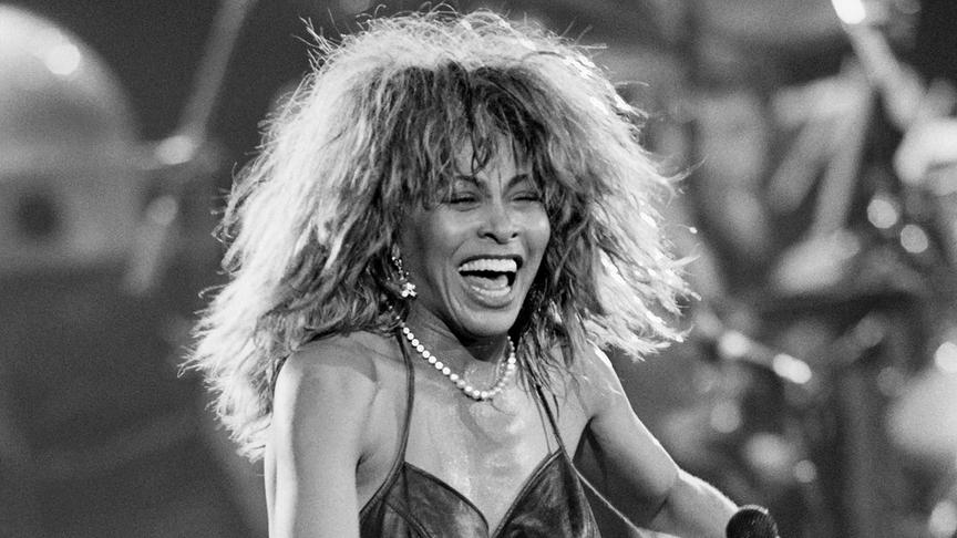Die US-Sängerin Tina Turner tritt am 30. März 1987 im Palais Omnisports in Paris beim ersten Konzert ihrer neuen Tournee auf, dem ersten seit sechs Jahren. Die Rocklegende Tina Turner, die knurrende Sängerin, die seit den 1960er Jahren das Publikum elektrisierte und über fünf Jahrzehnte hinweg Hit-Platten veröffentlichte, ist im Alter von 83 Jahren gestorben, wie am 24. Mai 2023 bekannt gegeben wurde.