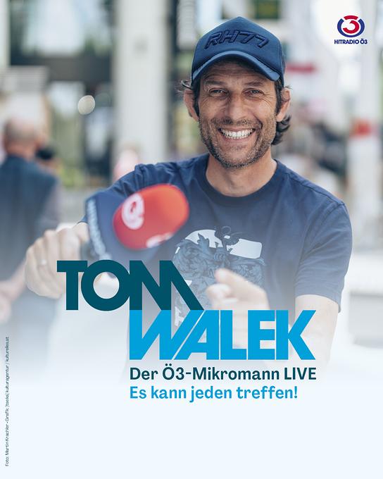 Tom Walek mit Kappe und T-Shiert auf der Straße mit einem roten Radiomikrofon, kombiniert mit einer grafischen Ankündigung "Tom Walek - Der Ö3-Mikromann LIVE - Es kann jeden treffen!"