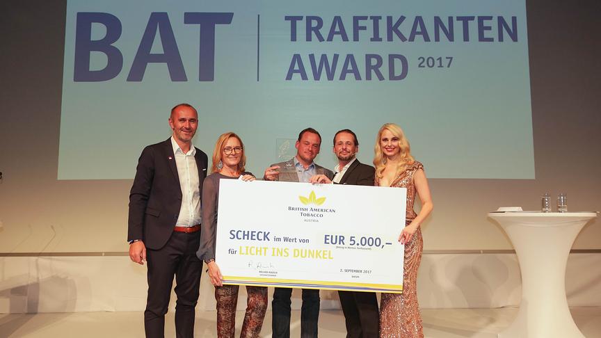 © ORF/BAT/Richard Tanzer „Trafikanten Oscar“ 2017 für FEURO-Spendenprojekt für „Licht ins Dunkel“ und „Nachbar in Not“: Josef Prirschl (WKO), Sissy Mayerhoffer (ORF), Hannes Auer (Gewinner), Roland Rausch (GF BAT), Silvia Schneider (Moderatorin)