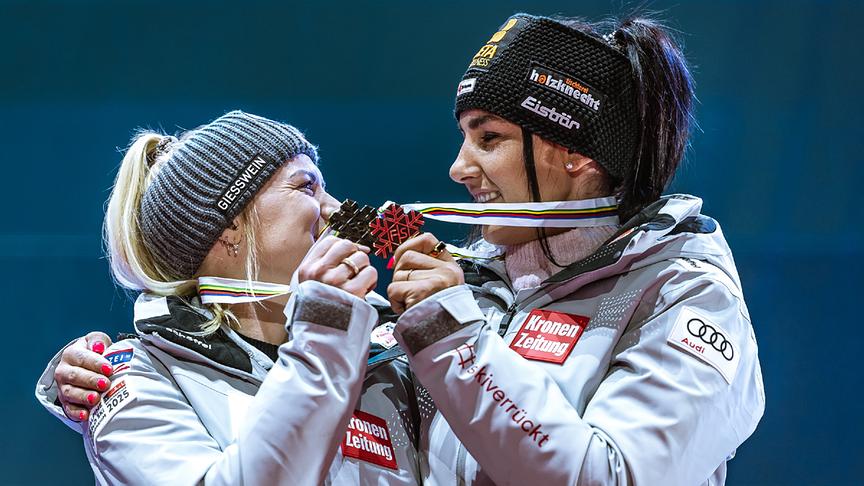 Katharina Truppe (AUT) und Stephanie Venier (AUT) 3. Platz und Bronzemedaillengewinnerin am Dienstag, 11. Februar 2025, im Rahmen der Medaillenzeremonie für die Team-Kombination der Frauen, anl. der alpinen Ski-WM in Hinterglemm.