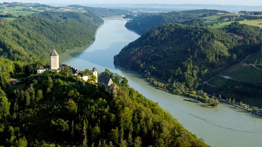 © ORF/Riha Film "Über Österreich - Mit Ingrid Thurnher (1/3)": Burg Neuhaus