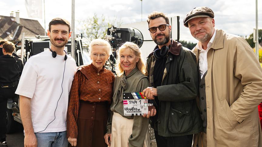 © ORF/Mona Film/Tivoli Film/Victoria Herbig Thomas Stipsits wittert im ORF eine „Uhudler-Verschwörung“: Kameramann Adrian Bidron, Erika Mottl, Erika Deutinger, Regisseur Daniel Geronimo Prochaska, Thomas Stipsits