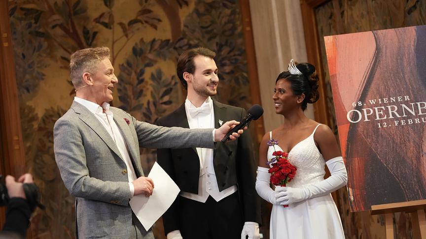 Andi Knoll interviewt ein Debütantenpaar  in der Wiener Staatsoper bei der Pressekonferenz.