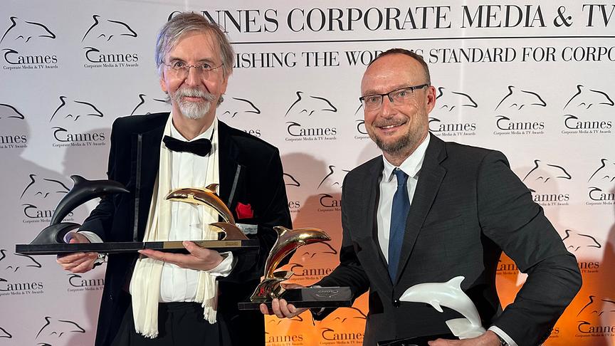 UNIVERSUM-Chef Gernot Lercher (rechts im Bild neben dem Direktor Cannes Corporate Media &TV Awards Alexander Kammel) nahm die Awards bei der feierlichen Verleihung in Cannes persönlich entgegen und zeigte sich begeistert, dass sich dieser großartige Naturfilm aus der „Universum“-Werkstatt gegen stärkste Konkurrenz aus allen Dokumentarfilm-Genres durchsetzen konnte.