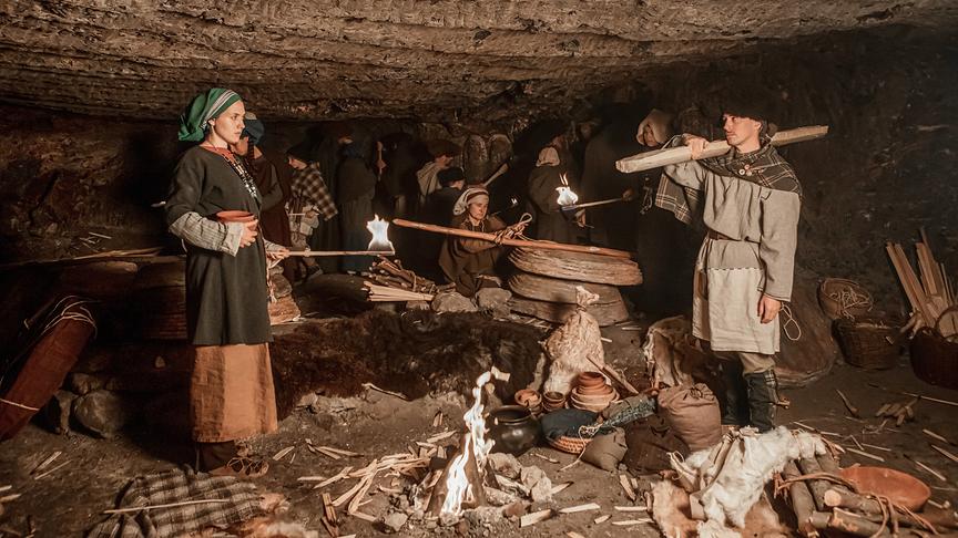 „Die Salz-Saga“ – „Universum History“-Dreharbeiten mit Maria Hofstätter und Fanny Krausz in Hallstatt