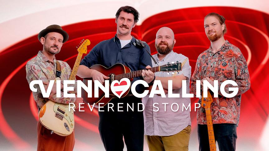 Reverend Stomp (vier Personen) vor einer rot-weiß-roten Grafik zu "Vienna Calling"