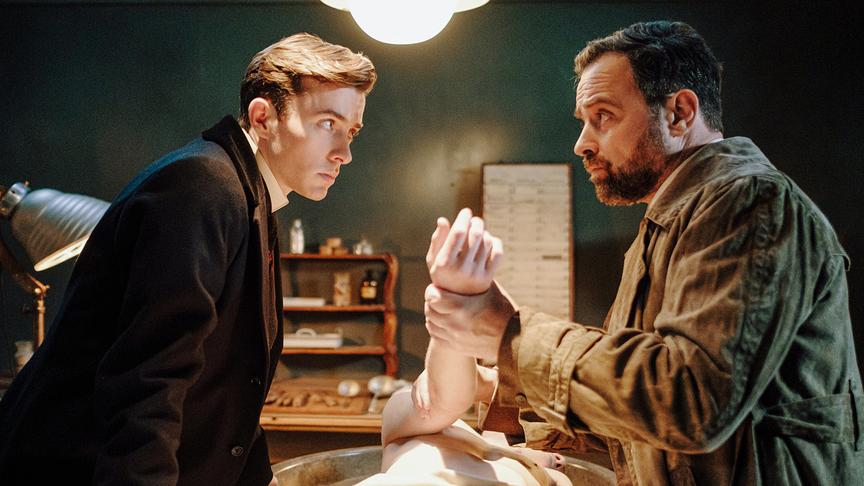 © ORF/MR Film/Endor Productions/Petro Domenigg "Vienna Blood - Der verlorene Sohn": Matthew Beard (Max Liebermann), Juergen Maurer (Oskar Rheinhardt)