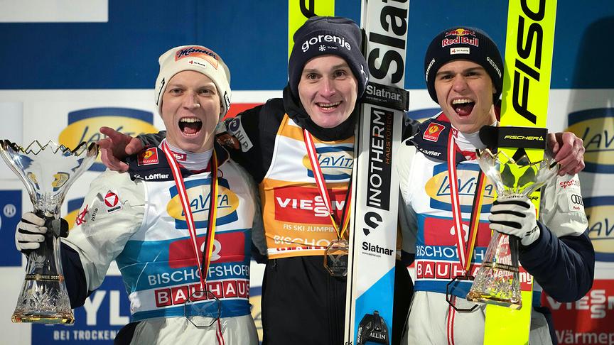 Jan Hörl (2. Platz/AUT), Domen Prevc (1. Platz/SLO) und Stephan Embacher (3. Platz/AUT) während der Siegerehrung/ Gesamtwertung auf der Paul-Außerleitner-Schanze in Bischofshofen anlässlich der Vierschanzentournee 2025/2026.