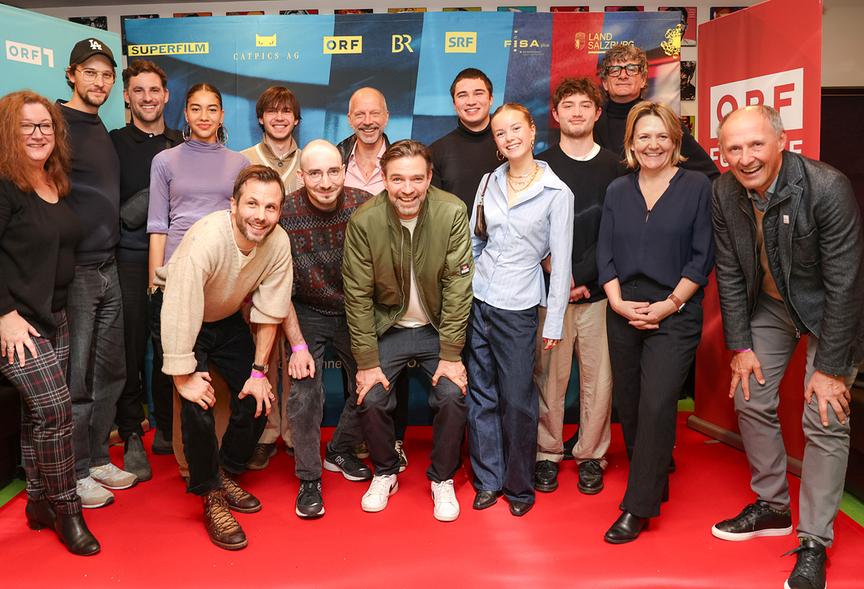 Willkommen zurück in der „School of Champions“: ORF-Fernsehfilmchefin Katharina Schenk, Samuel Schultschik, Ferdinand Seebacher, Luna Mwezi, Regisseur Dominik Hartl, Mikka Forcher, Regisseur Jakob Fischer, Simon Hatzl, Jakob Seeböck, Moritz Uhl, Anna Thunhart, Imre Lichtenberger, Produzent John Luefner, ORF-Programmdirektorin Stefanie Groiss-Horowitz, Leo Bauernberger (SalzburgerLand Tourismus)