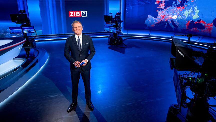 Armin Wolf im neuen TV-Studio der ORF-Information. Das Nachrichtenstudio verfügt über drei große Videowände, die mit bis zu fünf Kameras in Szene gesetzt werden können.