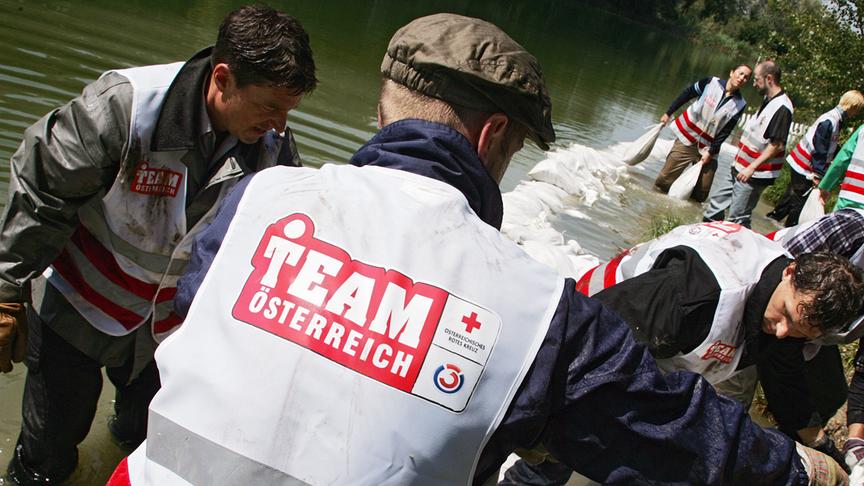 Mitarbeiter des Team Österreich helfen nach einem Hochwasser