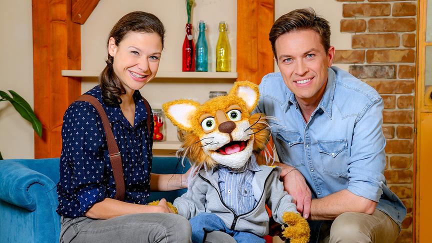 © ORF/Günther Pichlkostner "Hallo okidoki": Christina Karnicnik und Robert Steiner mit Kater Kurt