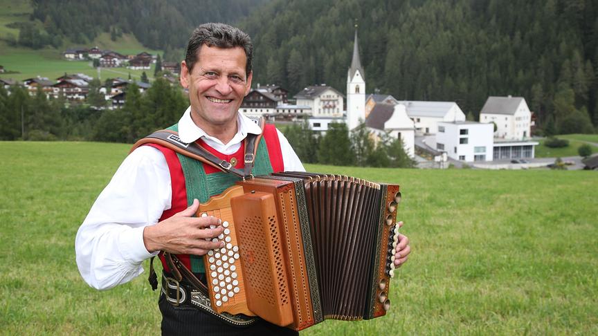 "Mei liabste Weis" aus Kals am Großglockner: Franz Posch begrüßt seine Musikanten/innen im Johann Stüdl-Saal - Haus der Kultur - im Dorfzentrum von Kals am Großglockner.