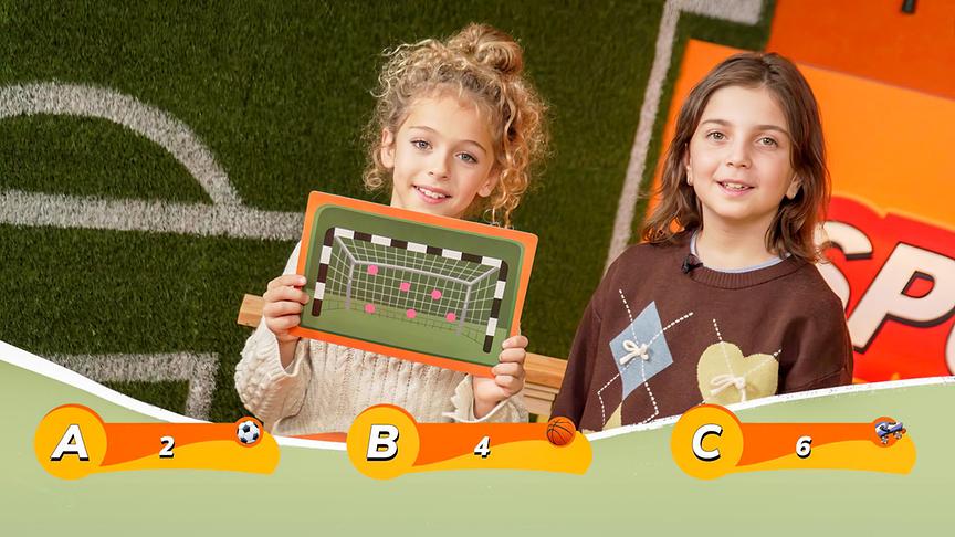  Die Ratekids Aaron und Maral stehen vor einem Sporthintergrund, wobei Maral eine Tafel mit einem Fußballtor hochhält und darunter eine grafische Auswahl mit den Antwortmöglichkeiten A, B und C samt Zahlen eingeblendet ist.