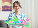 Moderatorin Melanie in einem Wohnraum, unten eingeblendet die Sendungsgrafik mit dem Schriftzug „Was geht?“ und verspielten Comic‑Elementen.