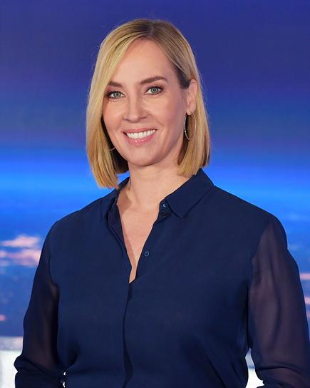 Porträt von Nadja Bernhard vor blauem Hintergrund