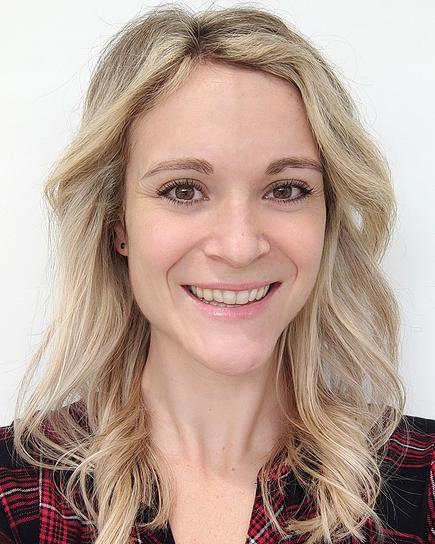 Julia Hießberger vor weißem Hintergrund