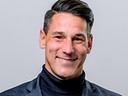 Porträtfoto von Helge Payer vor grauem Hintergrund