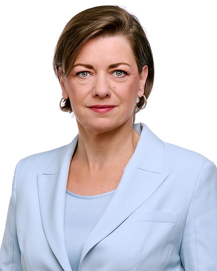 Porträtfoto von Marie-Claire Zimmermann vor weißem Hintergrund